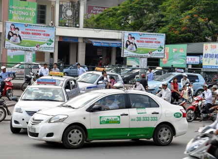 Hà Nội xử lý taxi gây mất trật tự trước bệnh viện ảnh 1